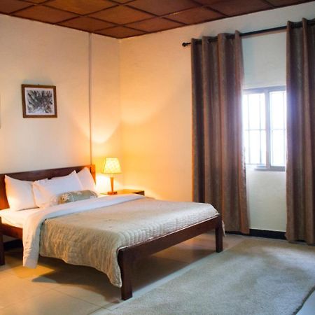 Embassy Suites Hotel Монровия Экстерьер фото
