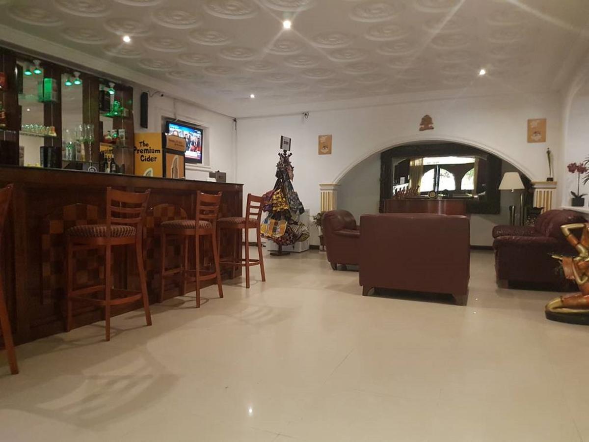 Embassy Suites Hotel Монровия Экстерьер фото