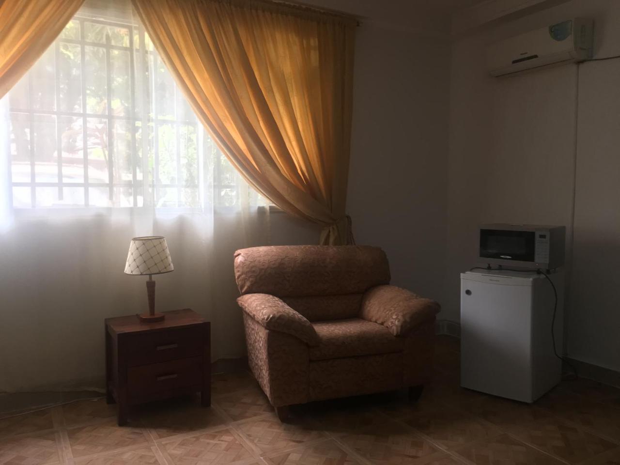 Embassy Suites Hotel Монровия Экстерьер фото